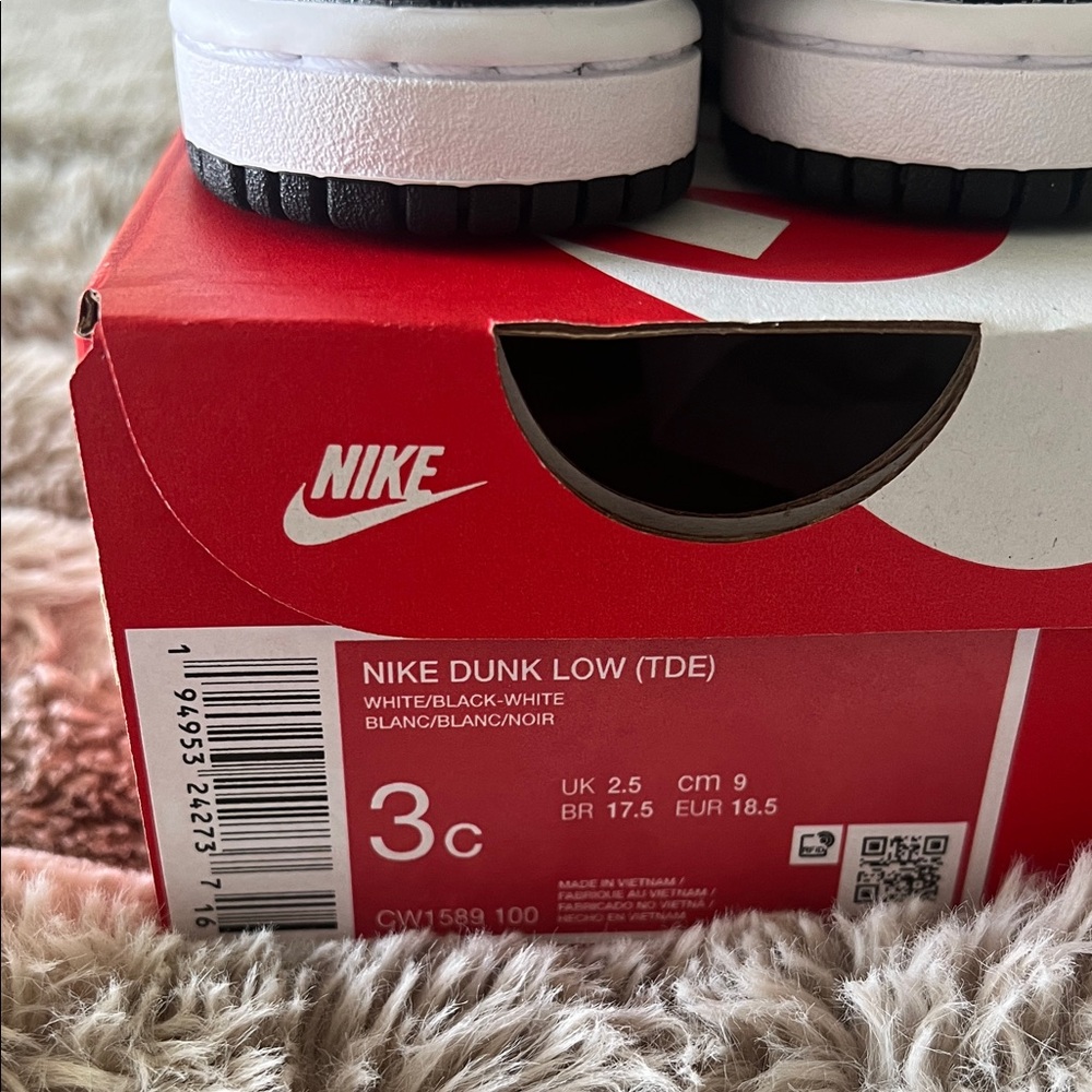 Nike Kids Black and White Low-Top Sneakers - Picture 2 of 5